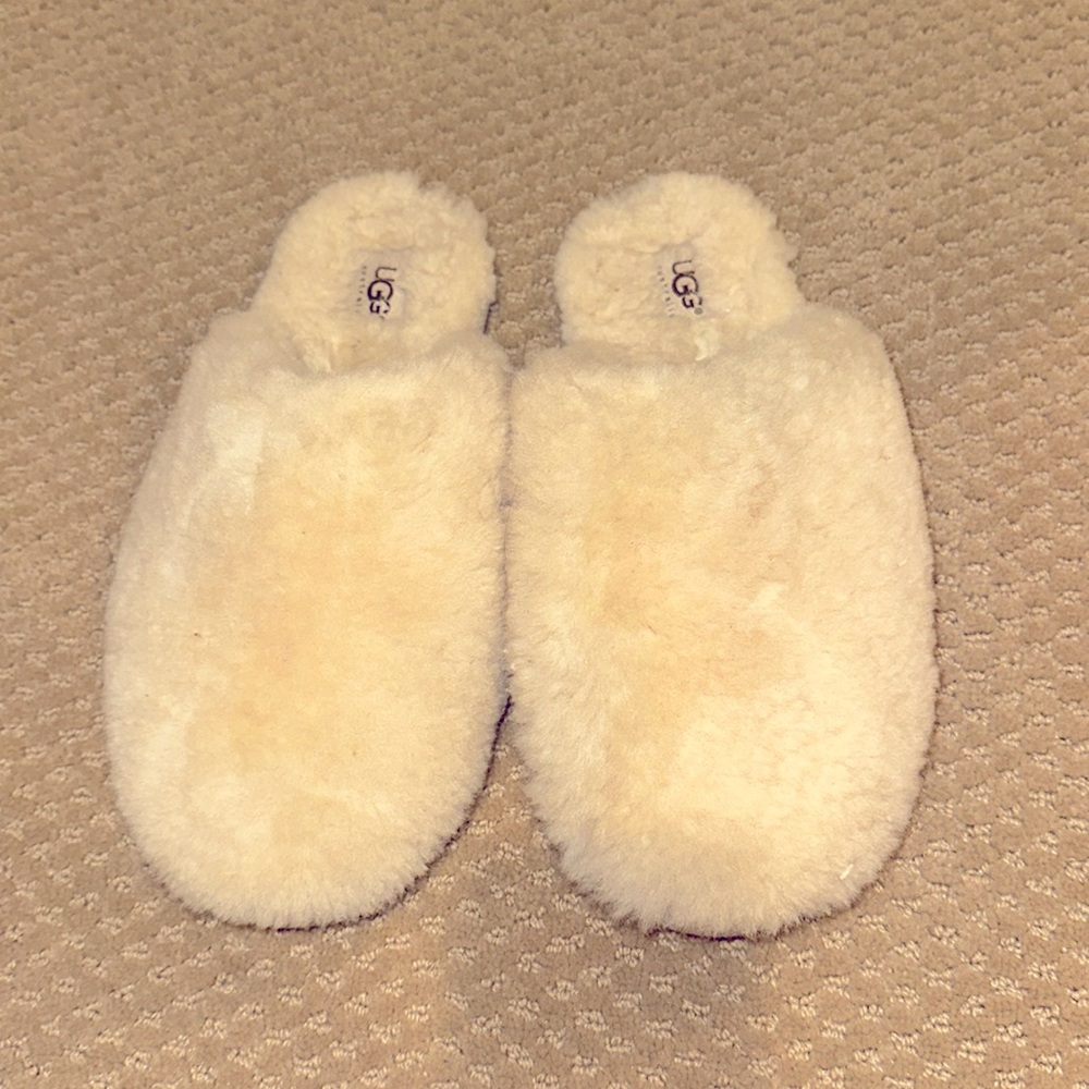 UGG Shearling Fluffy Ivory Slippers Size 9